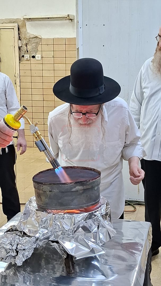 האדמו"ר מאמשינוב באפיית מצות