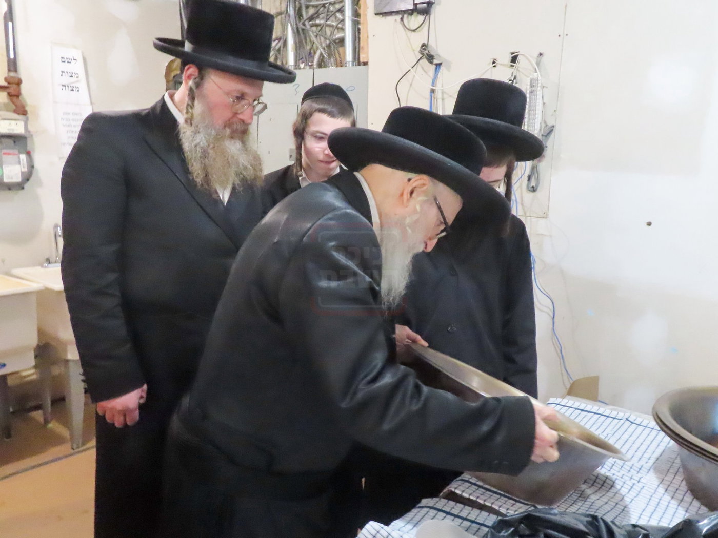 האדמו"ר מסערדאהעלי באפיית מצות 