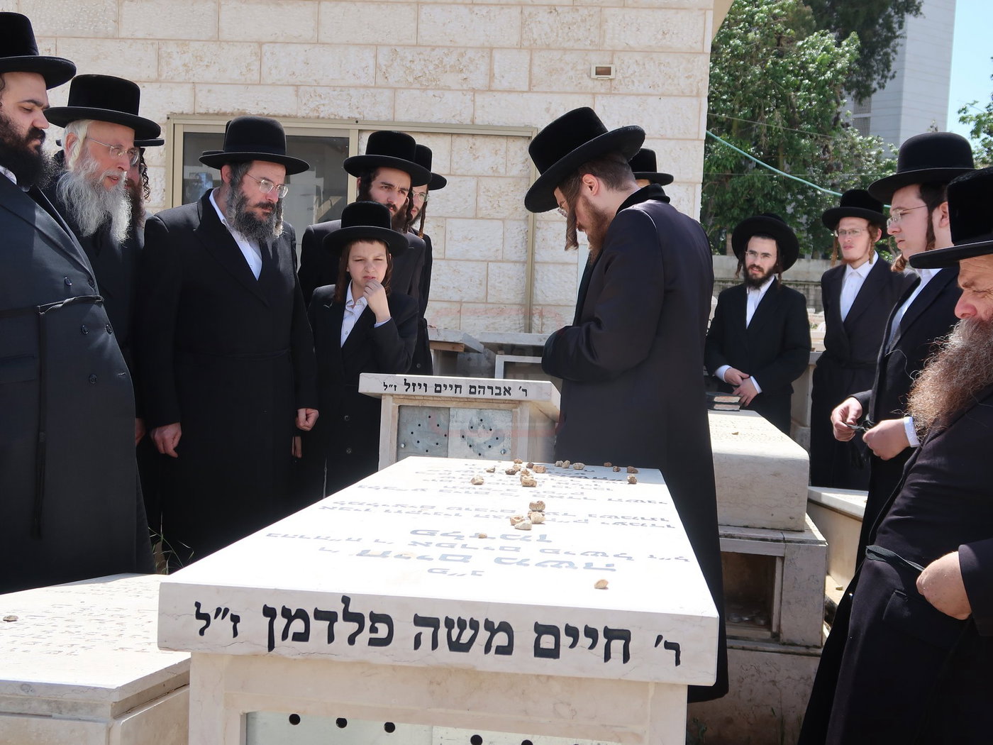 האדמו"ר מסאדיגורה בתפילה על ציון זקינו הרב חיים משה פלדמן ז"ל