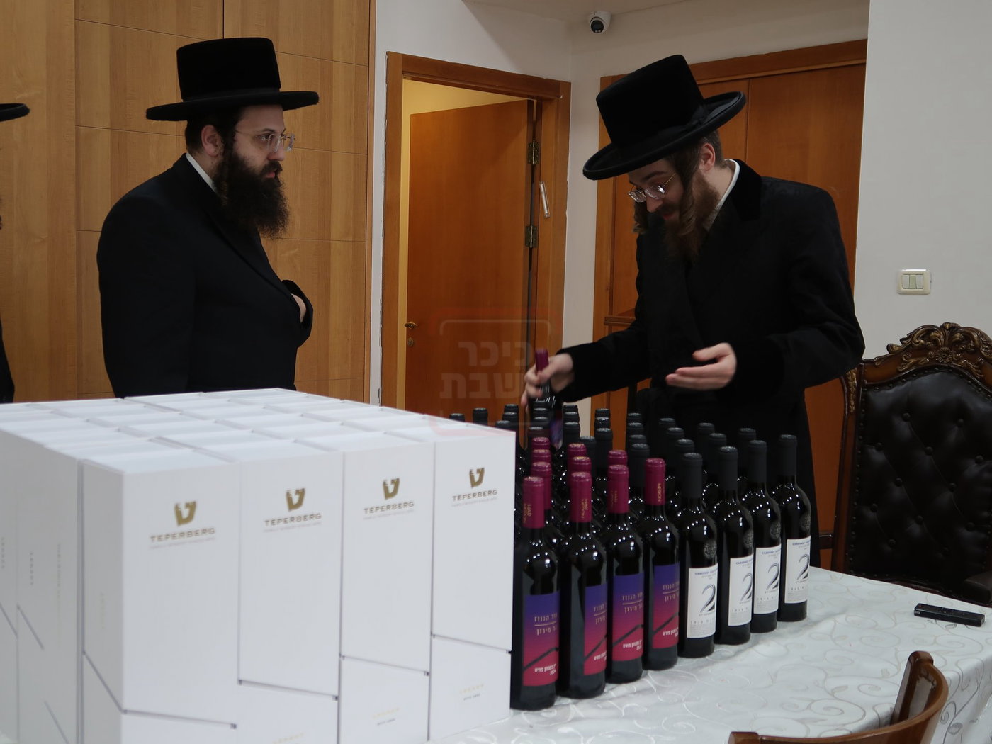 האדמו"ר מסאדיגורה מאציל ברכתו על היין לליל הסדר