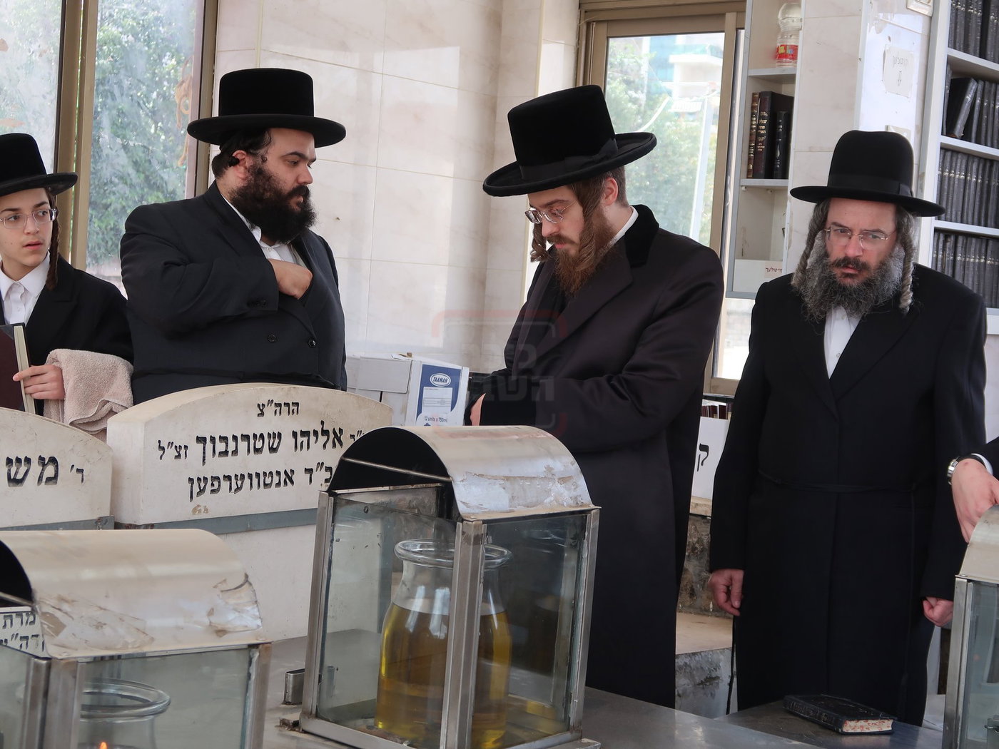 האדמו"ר מסאדיגורה בתפילה באוהל בית ויז'ניץ