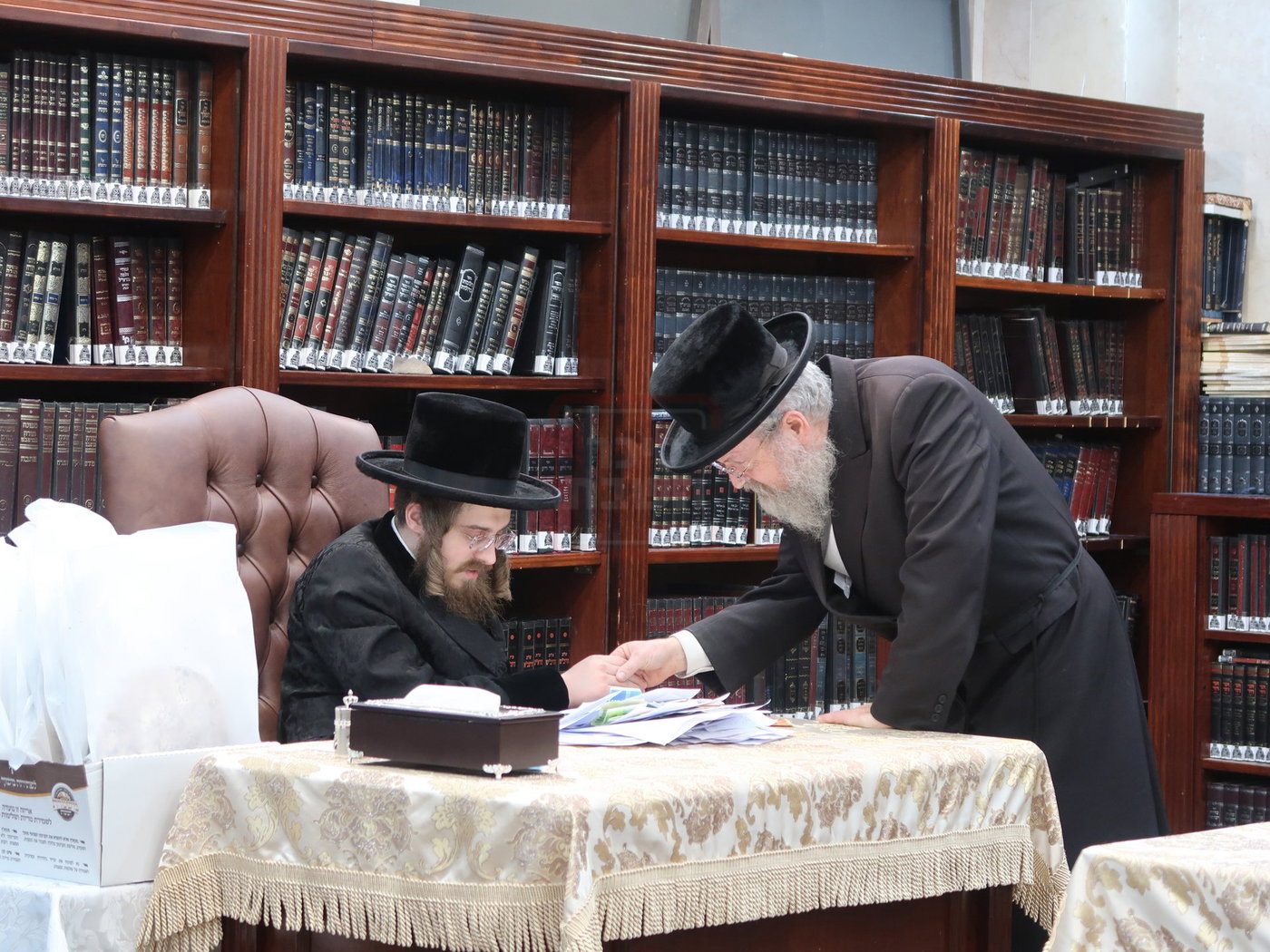 האדמו"ר מסאדיגורה בחלוקת מצות לקראת פסח