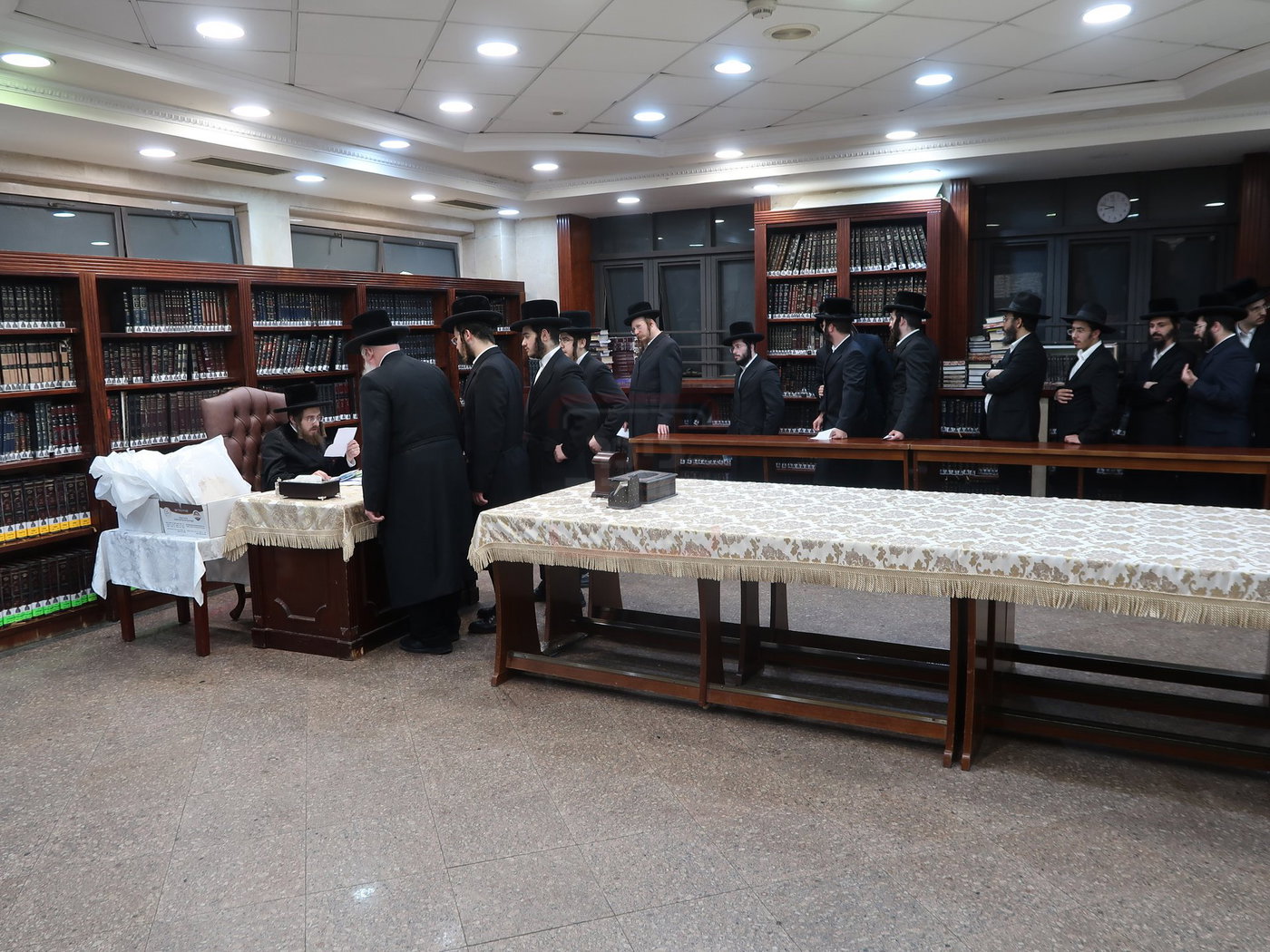 האדמו"ר מסאדיגורה בחלוקת מצות לקראת פסח