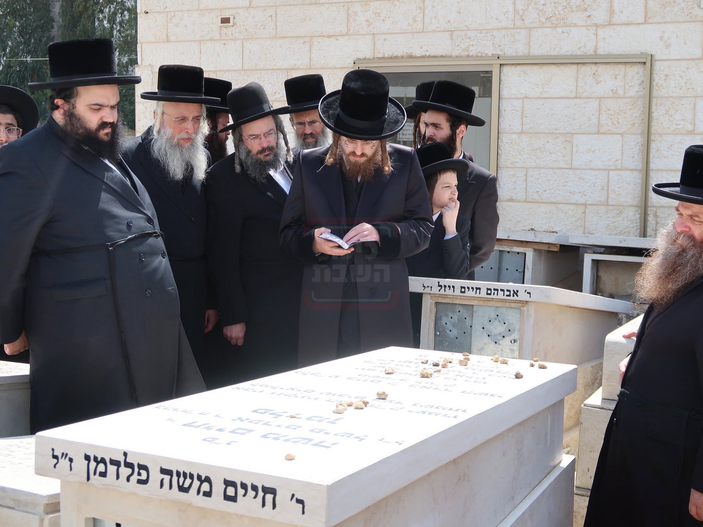 האדמו"ר מסאדיגורה בתפילה על ציון זקינו הרב חיים משה פלדמן ז"ל