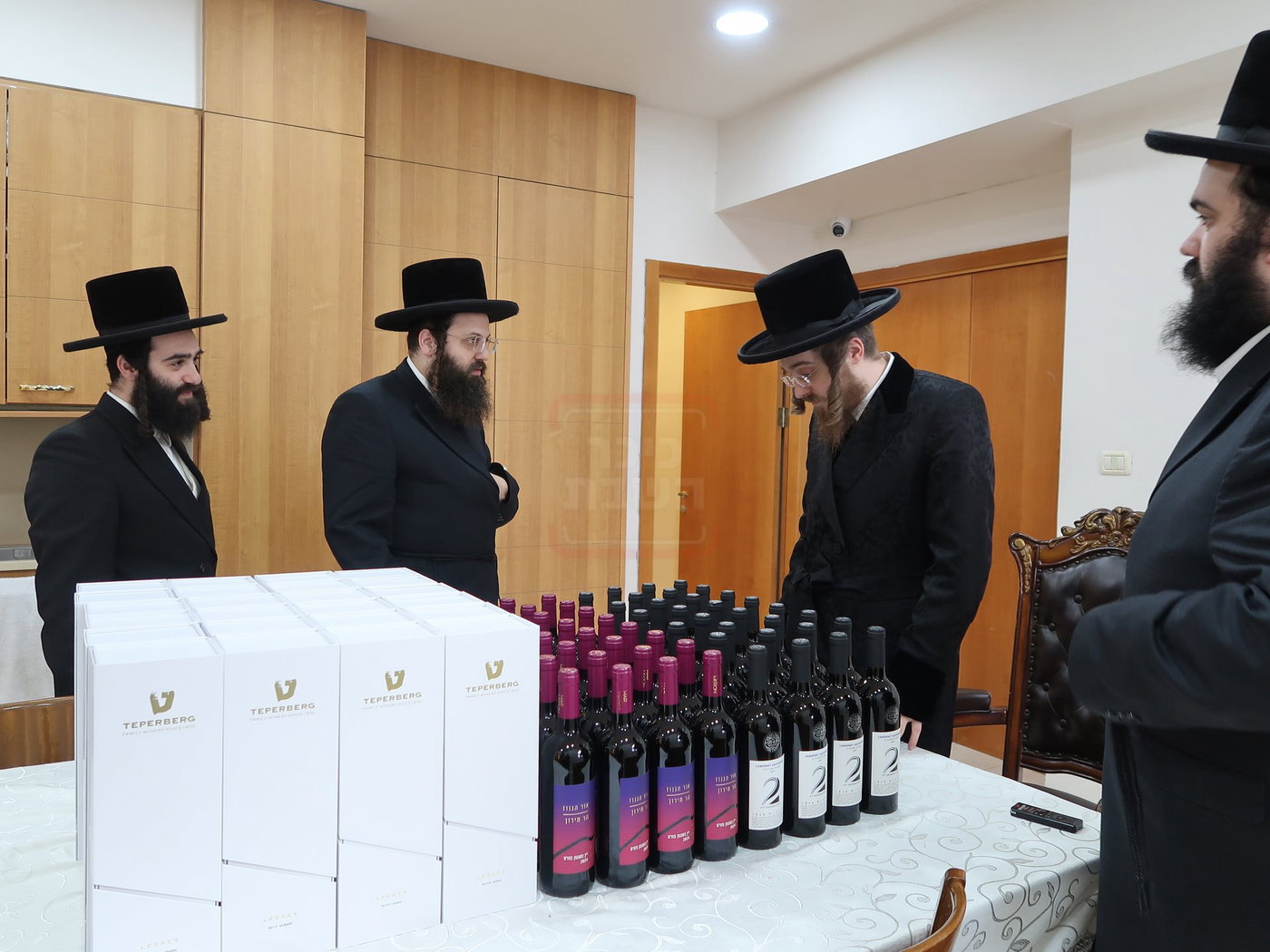 האדמו"ר מסאדיגורה מאציל ברכתו על היין לליל הסדר