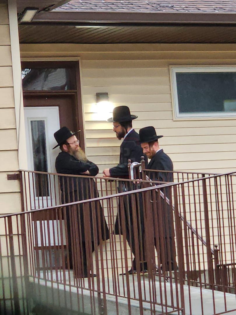ר' ליפא פרידמן מחוץ לביתו של האדמו"ר מסאטמר