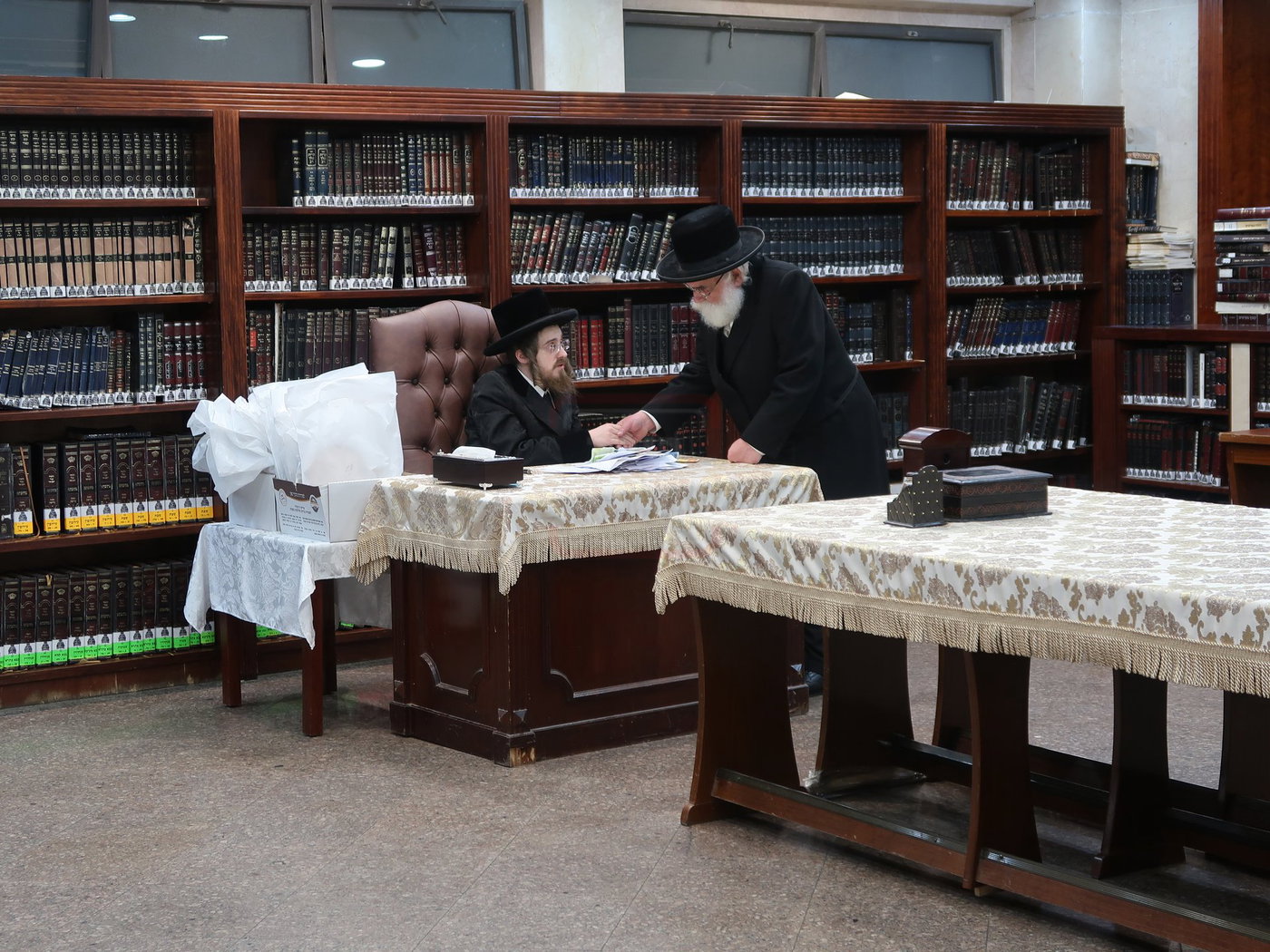 האדמו"ר מסאדיגורה בחלוקת מצות לקראת פסח