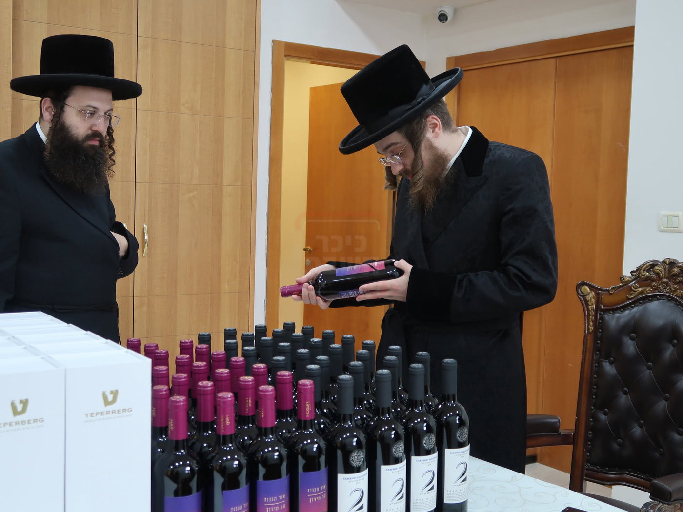 האדמו"ר מסאדיגורה מאציל ברכתו על היין לליל הסדר