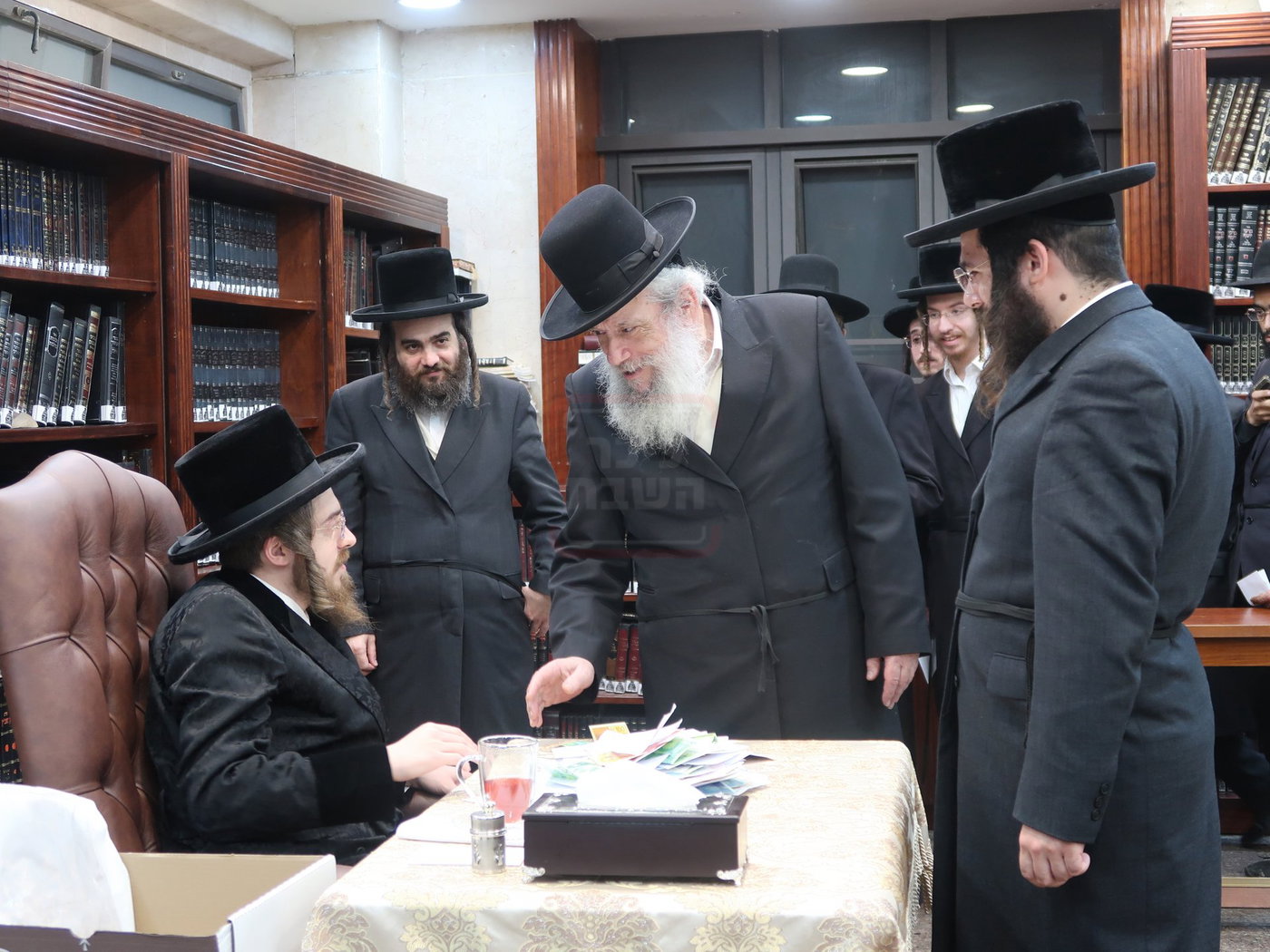 האדמו"ר מסאדיגורה בחלוקת מצות לקראת פסח