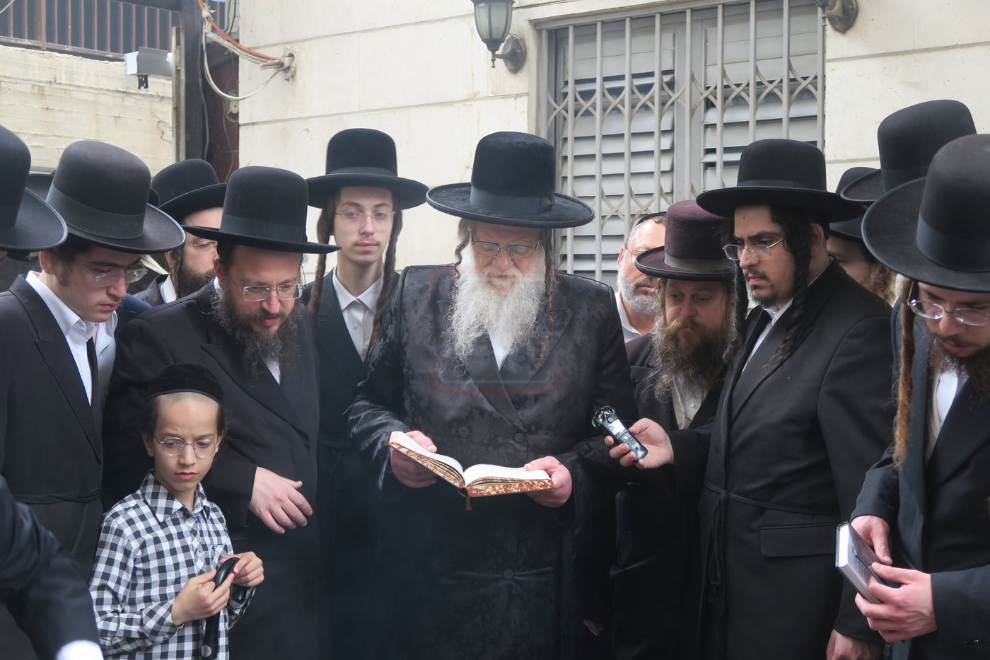 האדמו"ר ממודז'יץ בשריפת חמץ