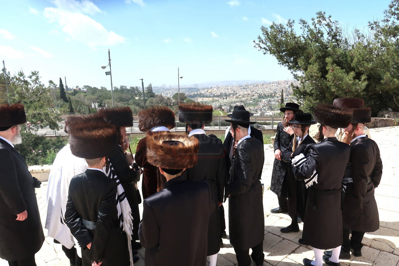 האדמו"ר ממבקשי אמונה בתפילה בהר הצופים