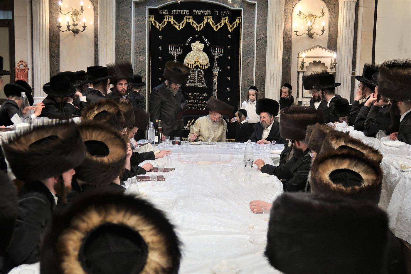 האדמו"ר מלעלוב בטיש חוה"מ פסח