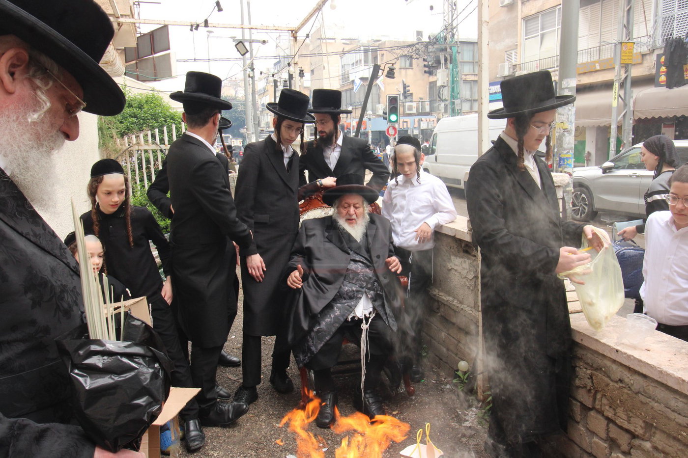 האדמו"ר מנאראל בשריפת החמץ