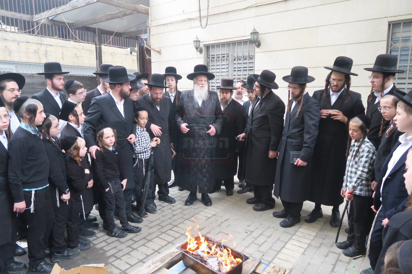 האדמו"ר ממודז'יץ בשריפת חמץ