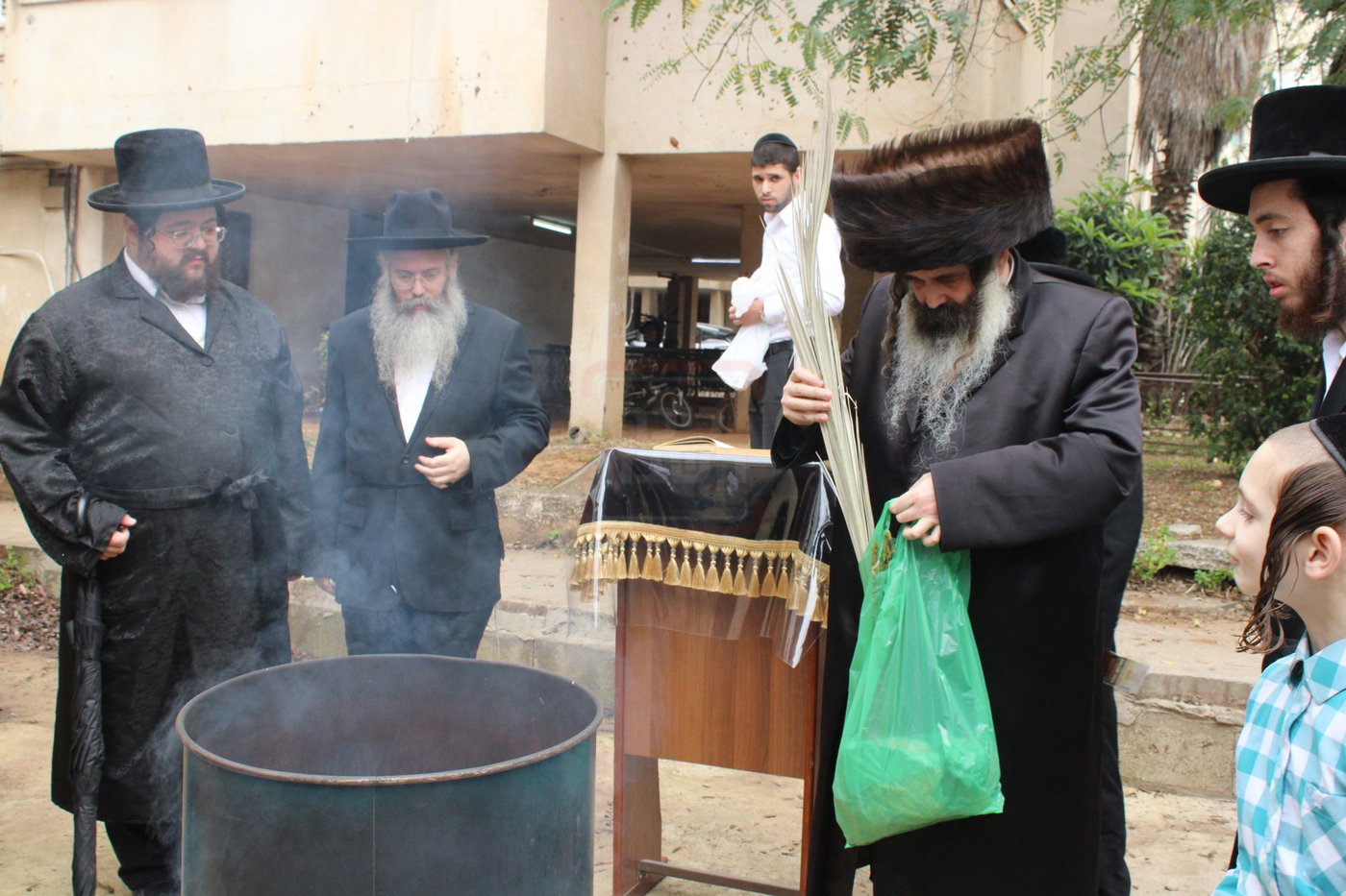 האדמו"ר מזוטשקא בשריפת חמץ