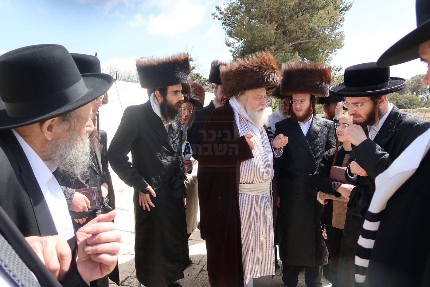 האדמו"ר ממבקשי אמונה בתפילה בהר הצופים