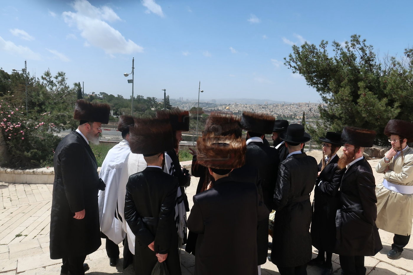 האדמו"ר ממבקשי אמונה בתפילה בהר הצופים