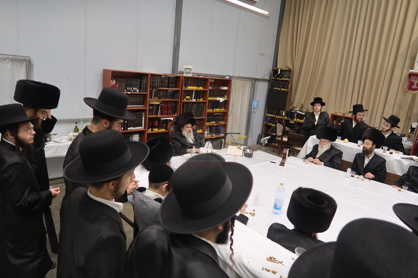 האדמו"ר מאשלג בני היכלא בטיש חוה"מ פסח