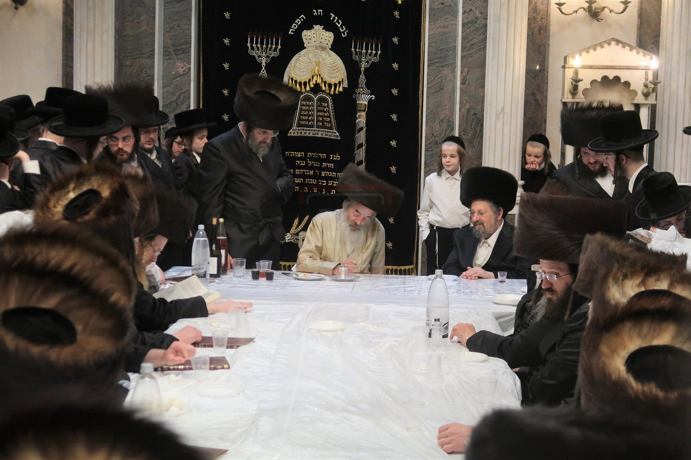 האדמו"ר מלעלוב בטיש חוה"מ פסח