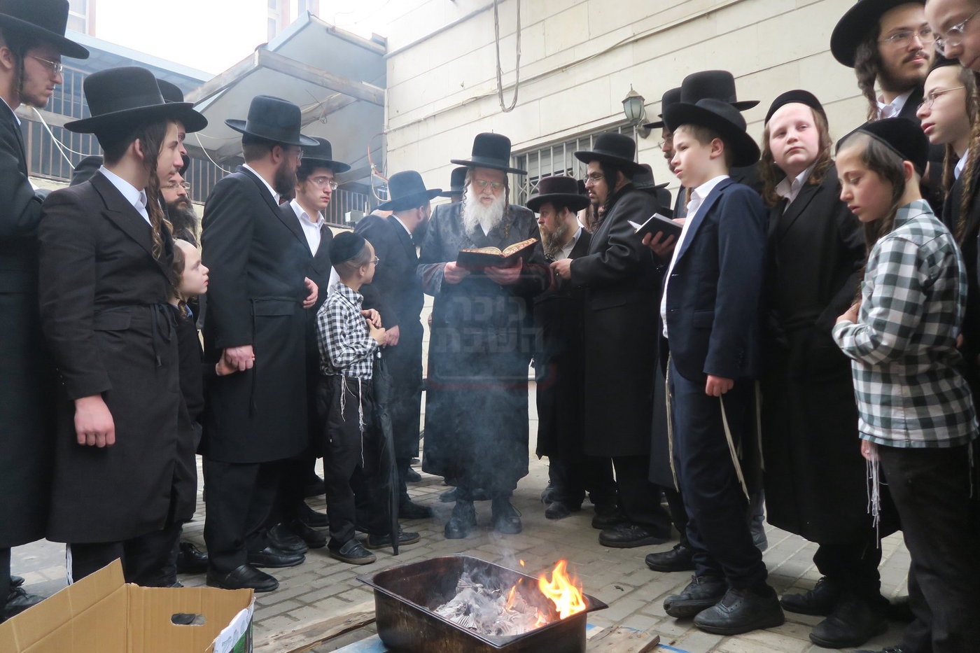 האדמו"ר ממודז'יץ בשריפת חמץ