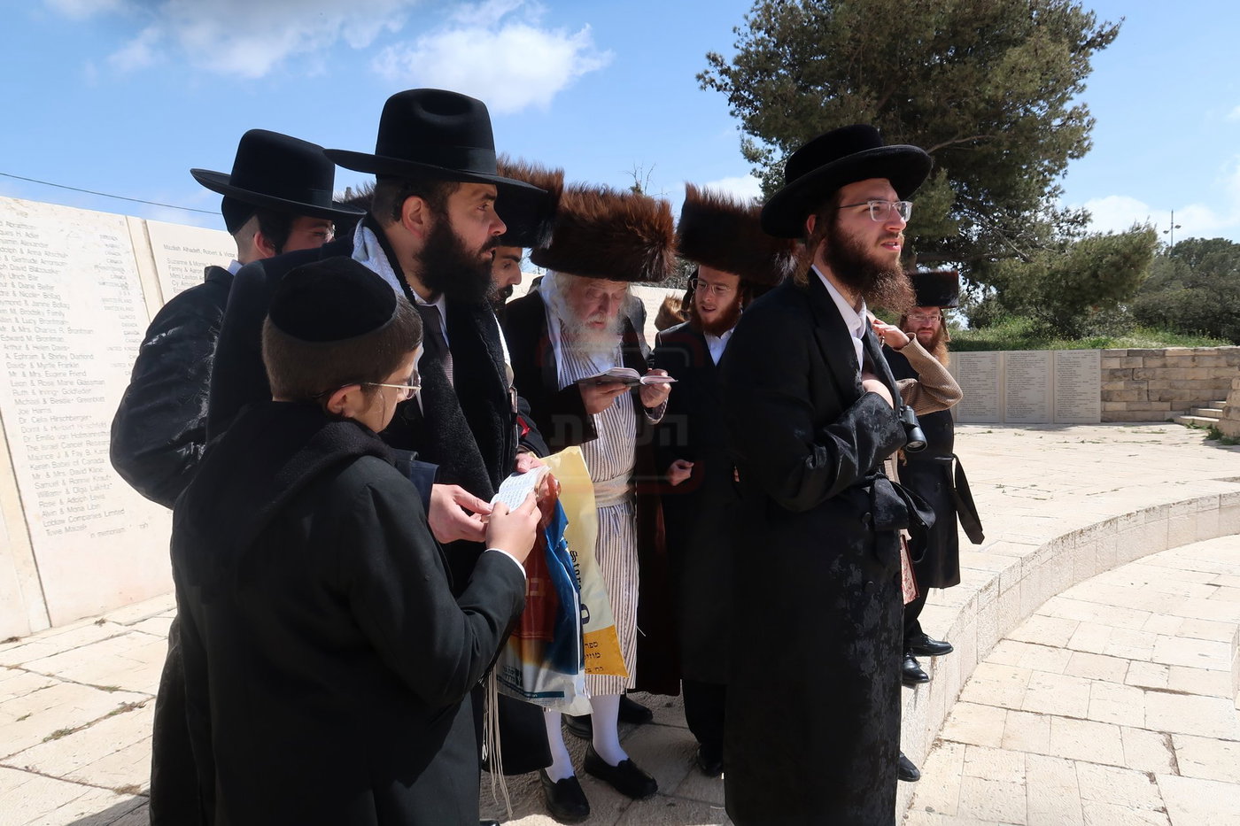 האדמו"ר ממבקשי אמונה בתפילה בהר הצופים