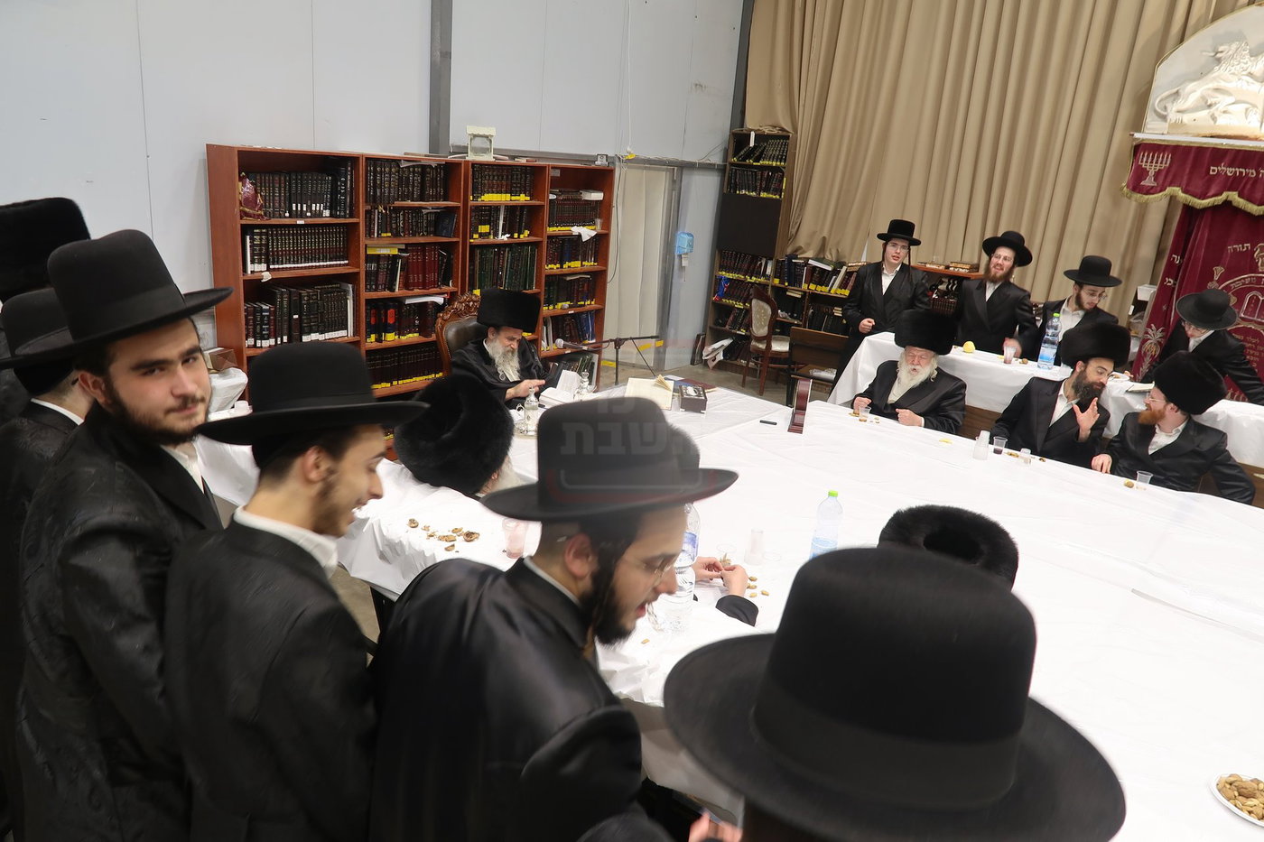 האדמו"ר מאשלג בני היכלא בטיש חוה"מ פסח