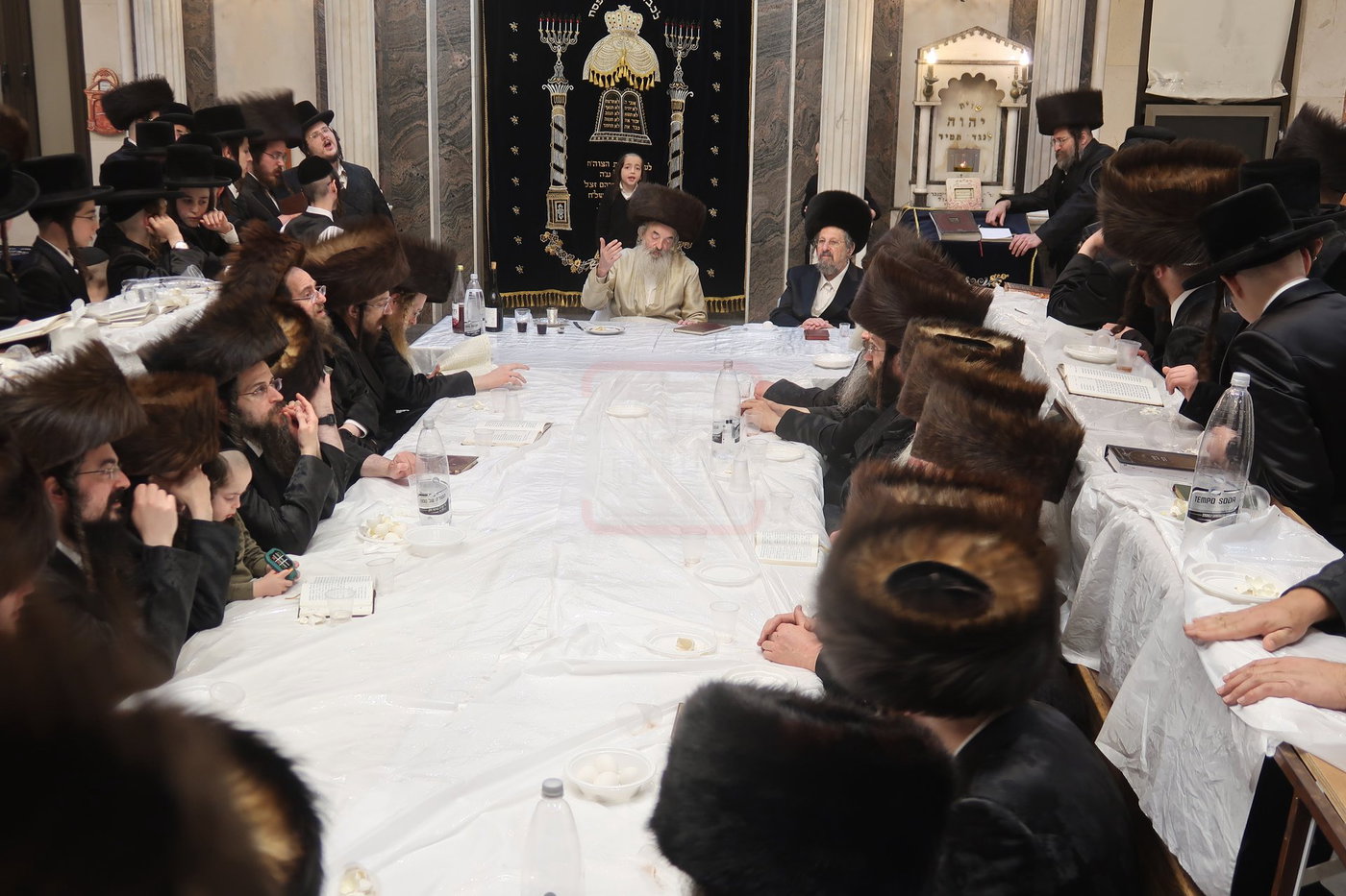 האדמו"ר מלעלוב בטיש חוה"מ פסח