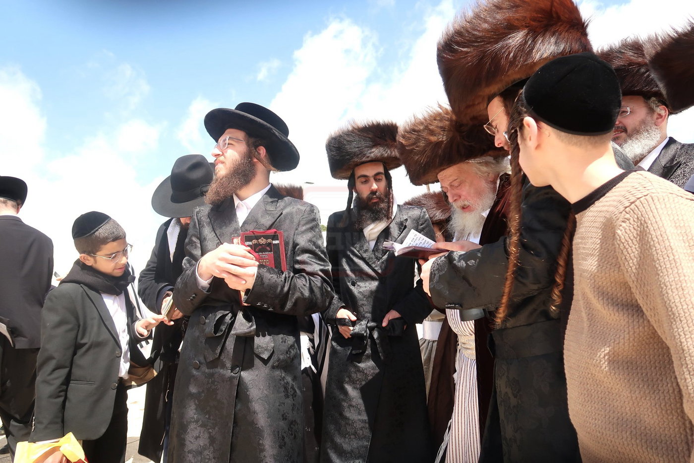 האדמו"ר ממבקשי אמונה בתפילה בהר הצופים