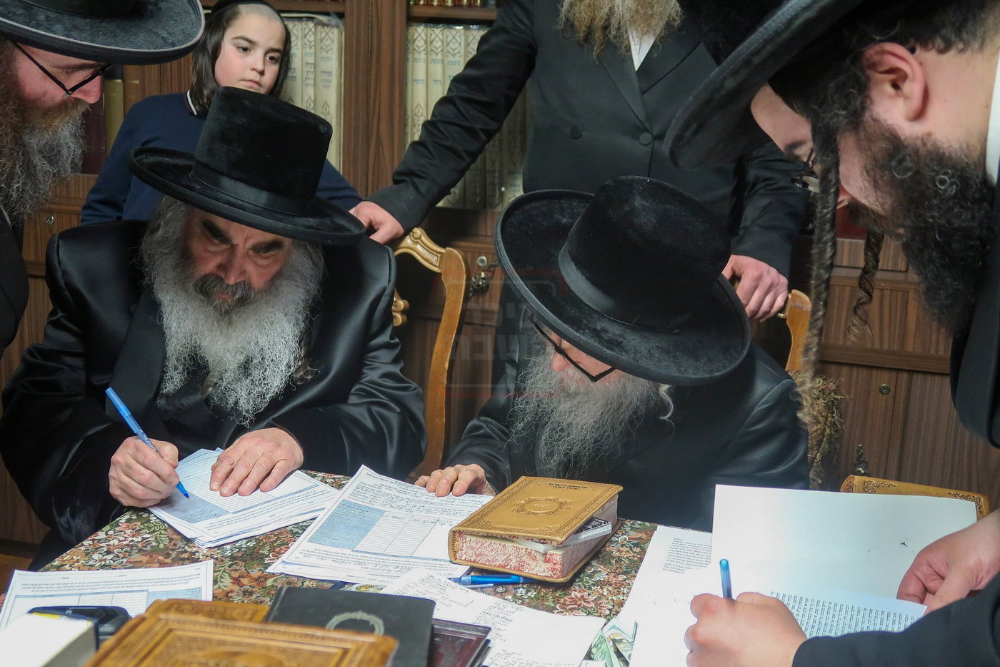 האדמו"ר מסערדאהעלי במכירת חמץ