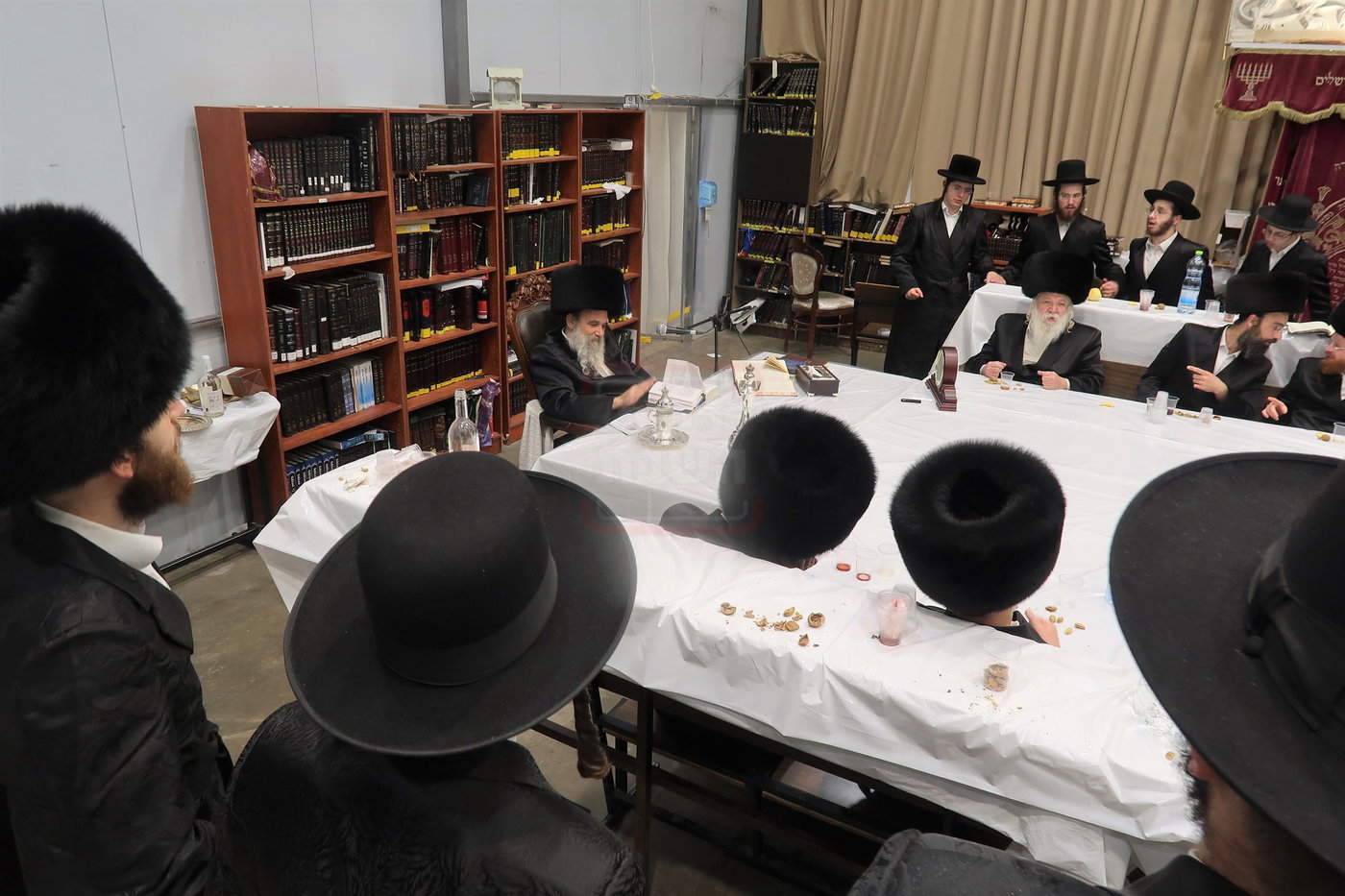 האדמו"ר מאשלג בני היכלא בטיש חוה"מ פסח