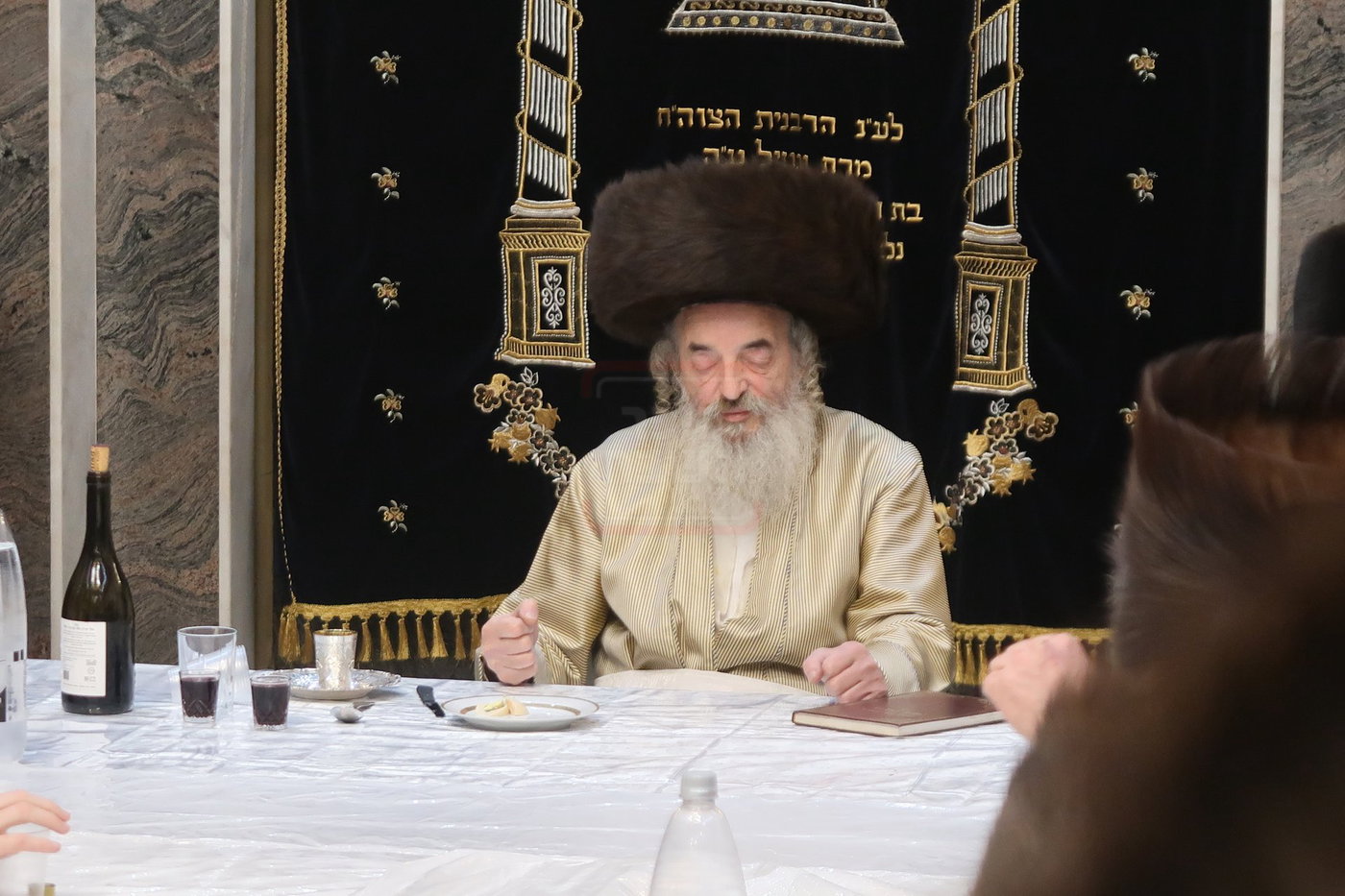 האדמו"ר מלעלוב בטיש חוה"מ פסח