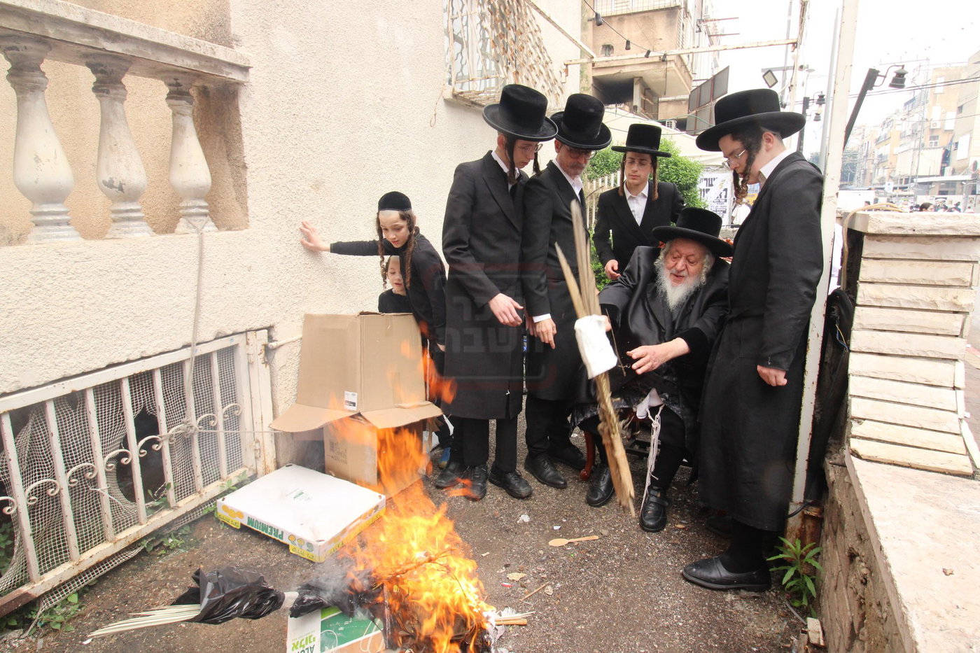 האדמו"ר מנאראל בשריפת החמץ