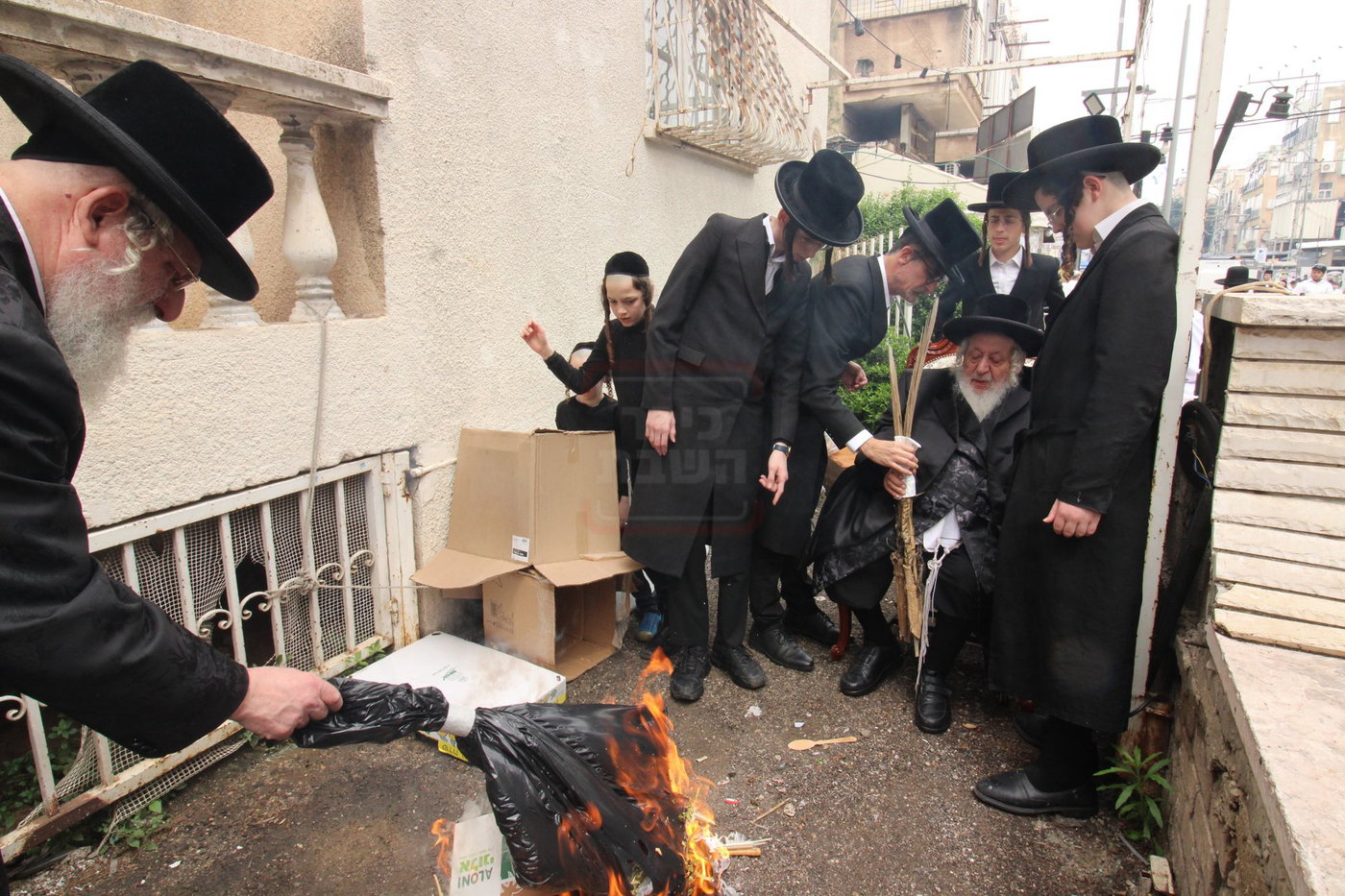 האדמו"ר מנאראל בשריפת החמץ