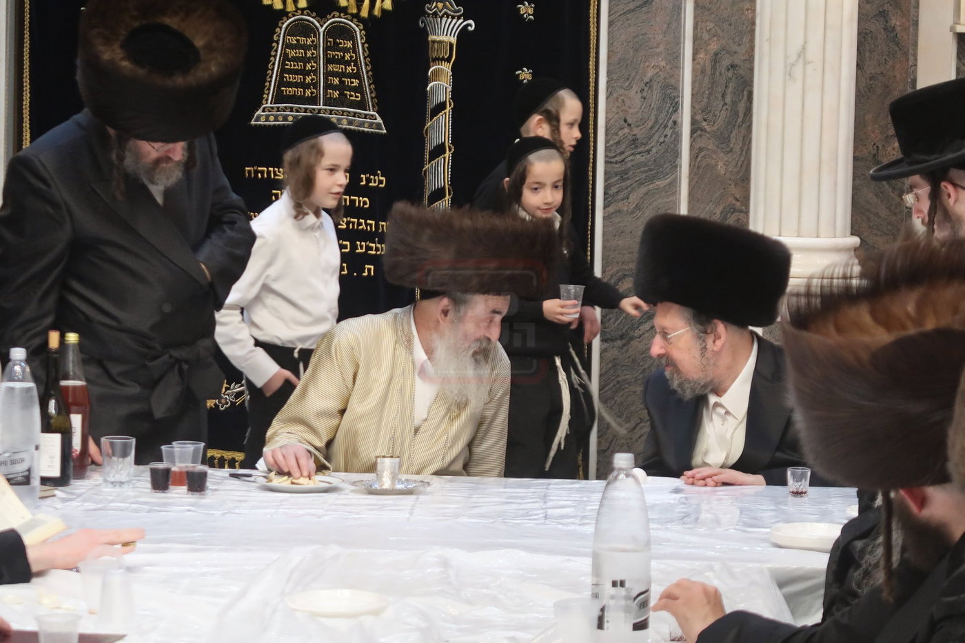 האדמו"ר מלעלוב בטיש חוה"מ פסח