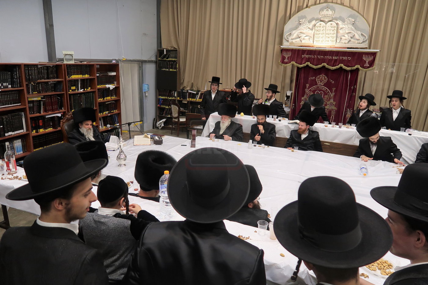 האדמו"ר מאשלג בני היכלא בטיש חוה"מ פסח