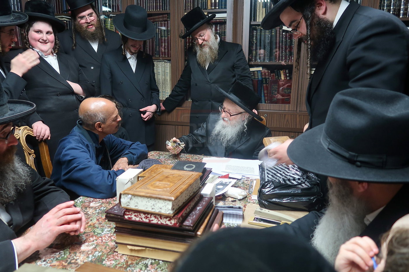 האדמו"ר מסערדאהעלי במכירת חמץ