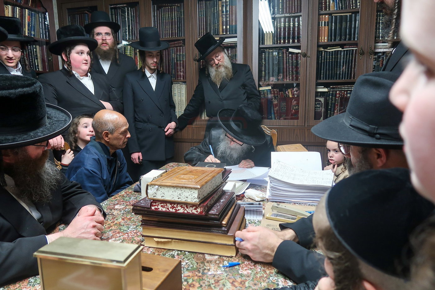 האדמו"ר מסערדאהעלי במכירת חמץ