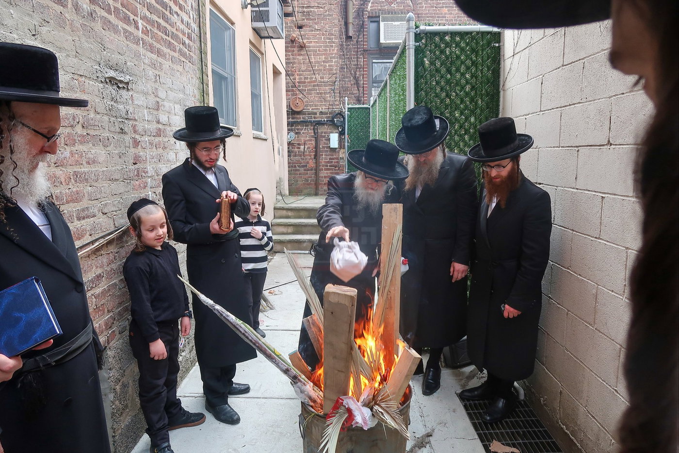 האדמו"ר מסערדאהעלי בשריפת חמץ