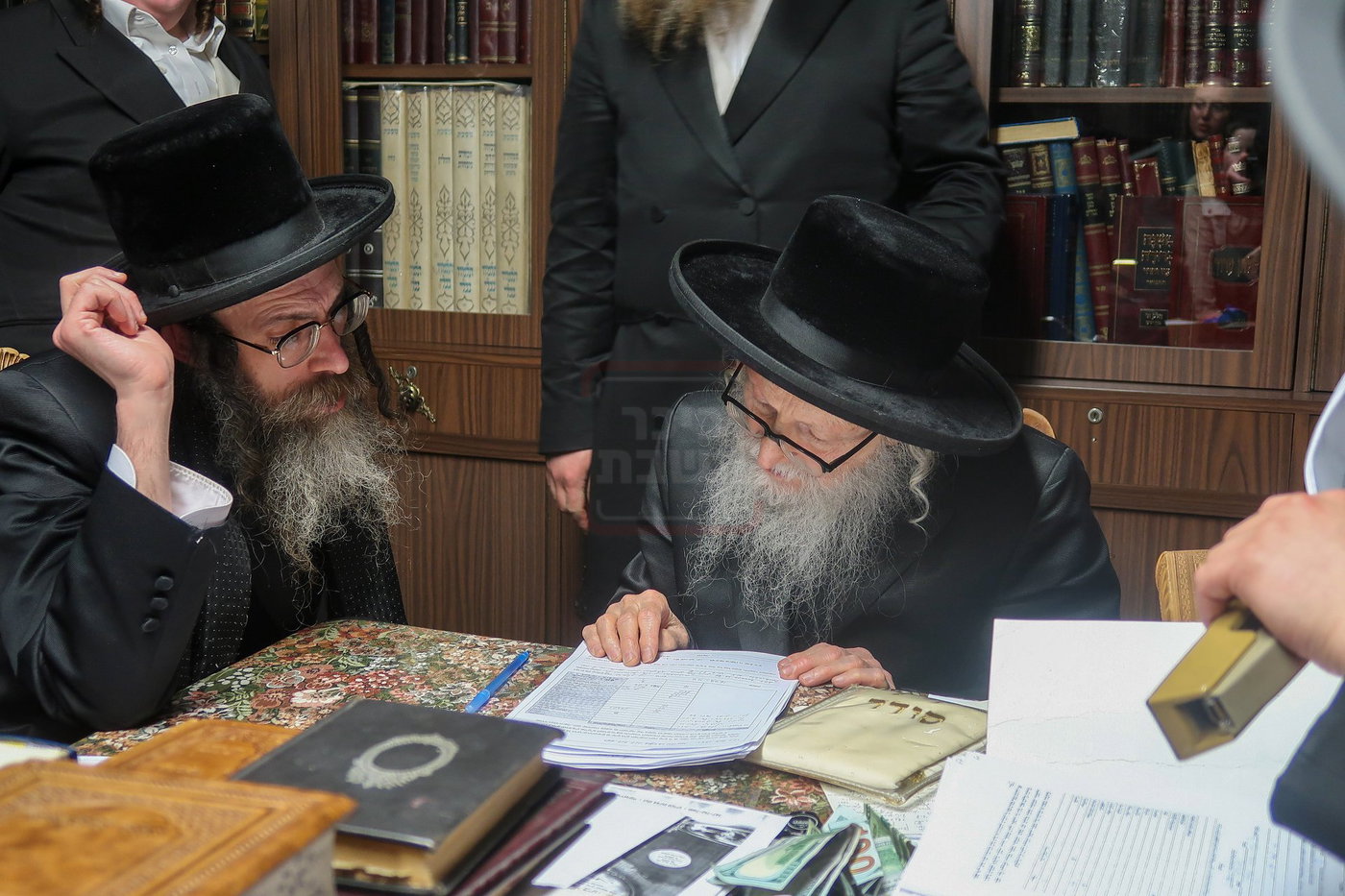 האדמו"ר מסערדאהעלי במכירת חמץ