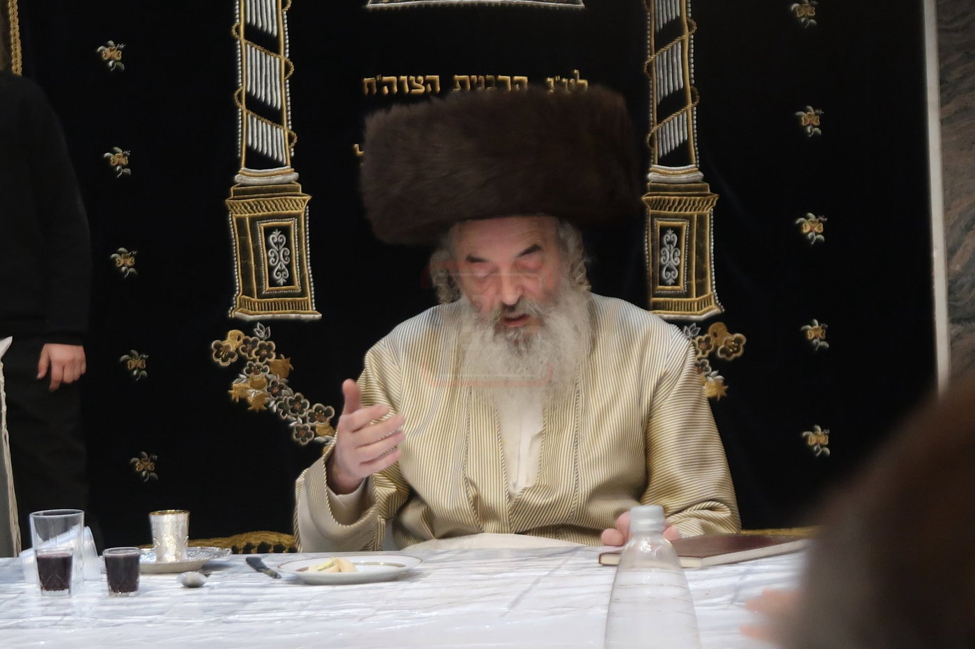 האדמו"ר מלעלוב בטיש חוה"מ פסח