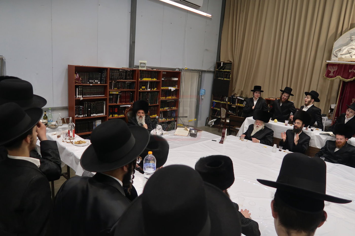 האדמו"ר מאשלג בני היכלא בטיש חוה"מ פסח