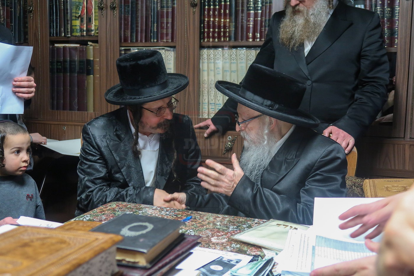 האדמו"ר מסערדאהעלי במכירת חמץ