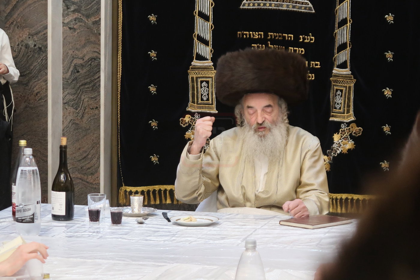 האדמו"ר מלעלוב בטיש חוה"מ פסח