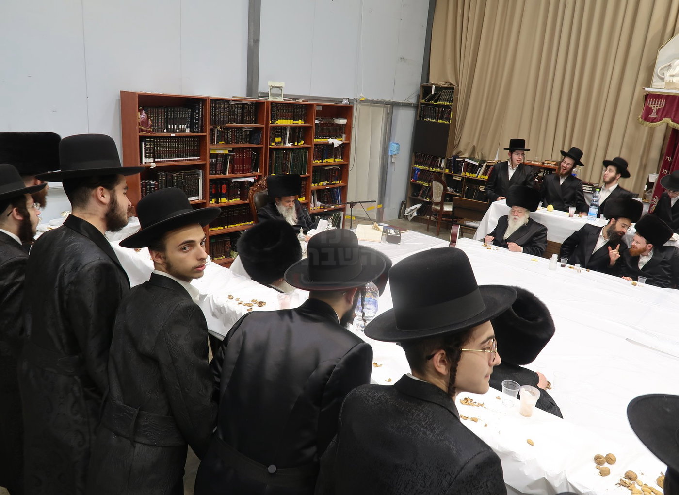 האדמו"ר מאשלג בני היכלא בטיש חוה"מ פסח