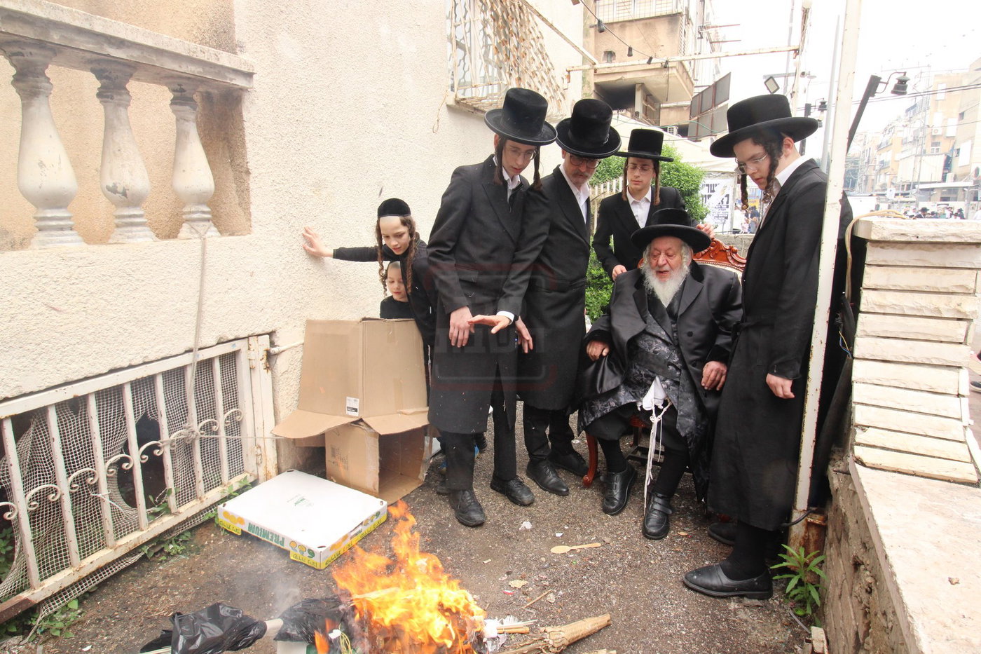 האדמו"ר מנאראל בשריפת החמץ