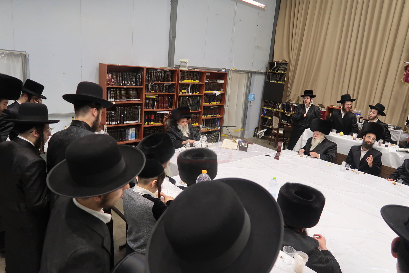 האדמו"ר מאשלג בני היכלא בטיש חוה"מ פסח