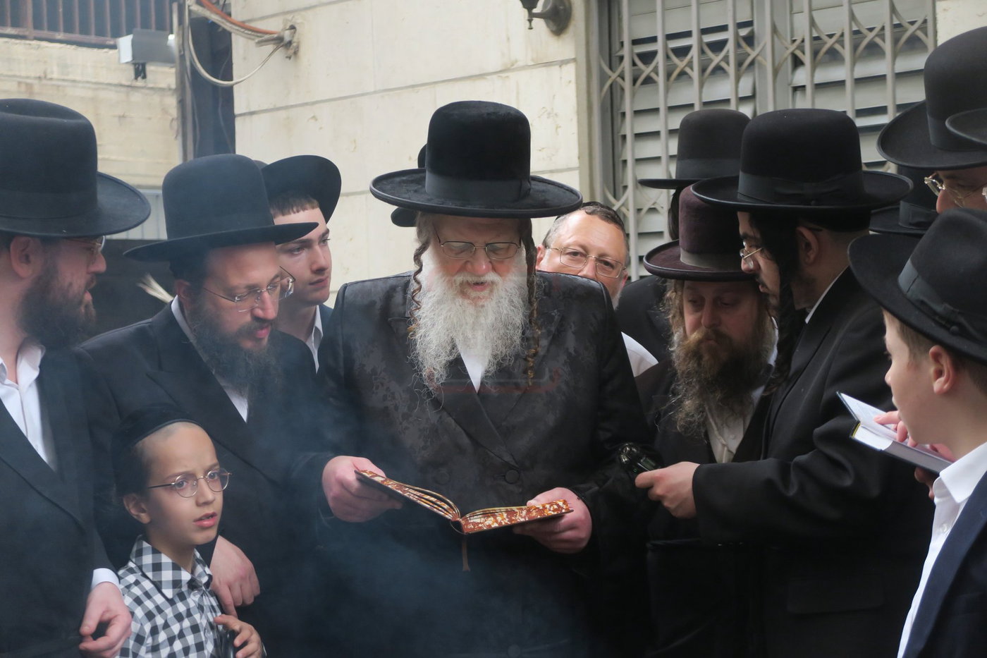 האדמו"ר ממודז'יץ בשריפת חמץ