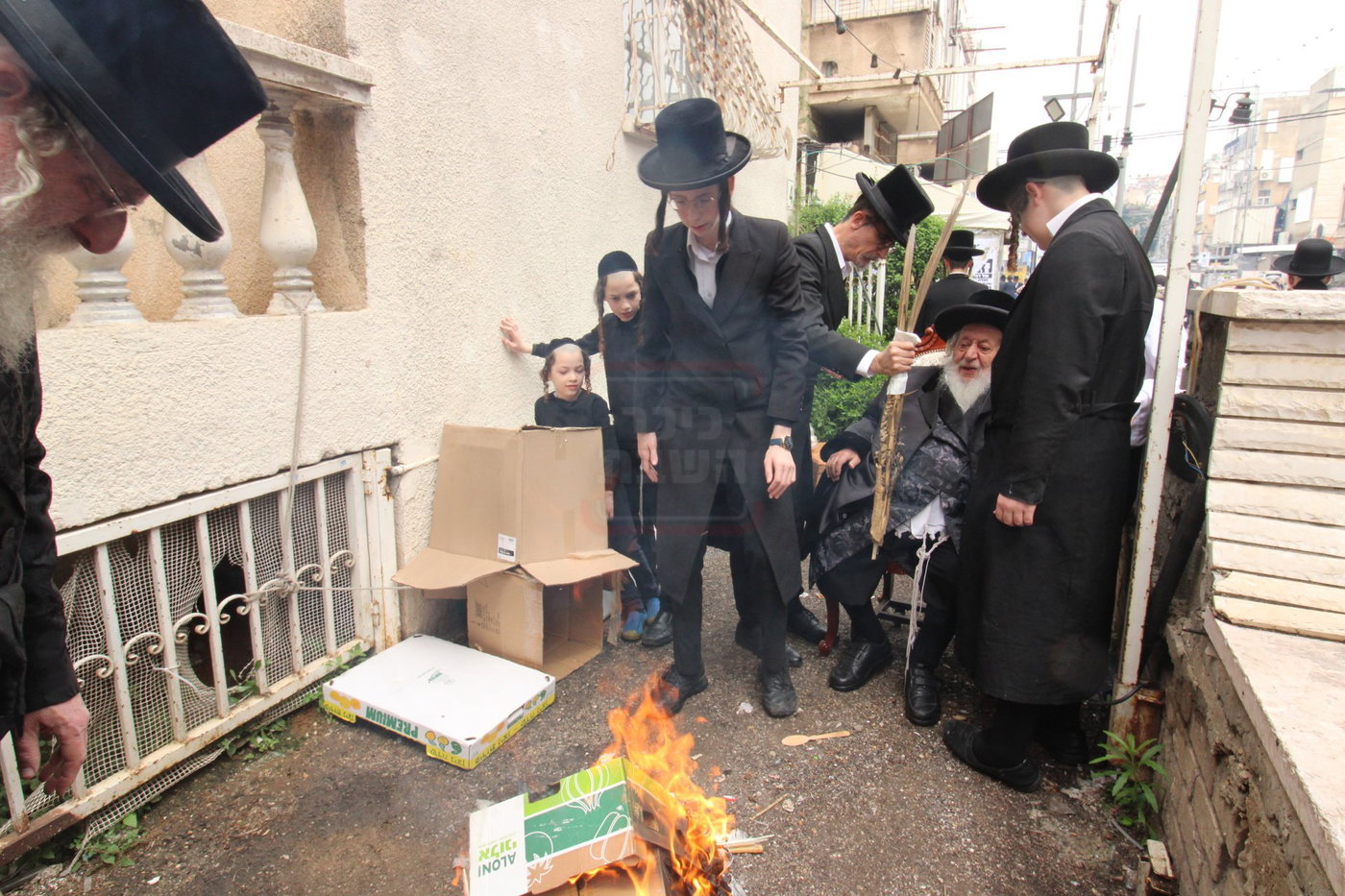 האדמו"ר מנאראל בשריפת החמץ