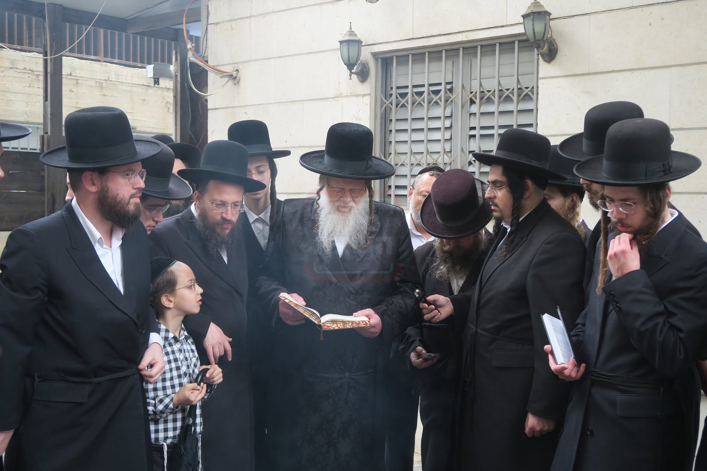 האדמו"ר ממודז'יץ בשריפת חמץ