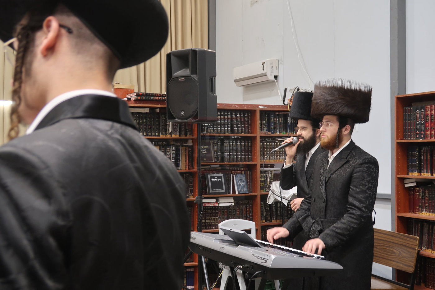 האדמו"ר מאשלג בני היכלא בטיש חוה"מ פסח